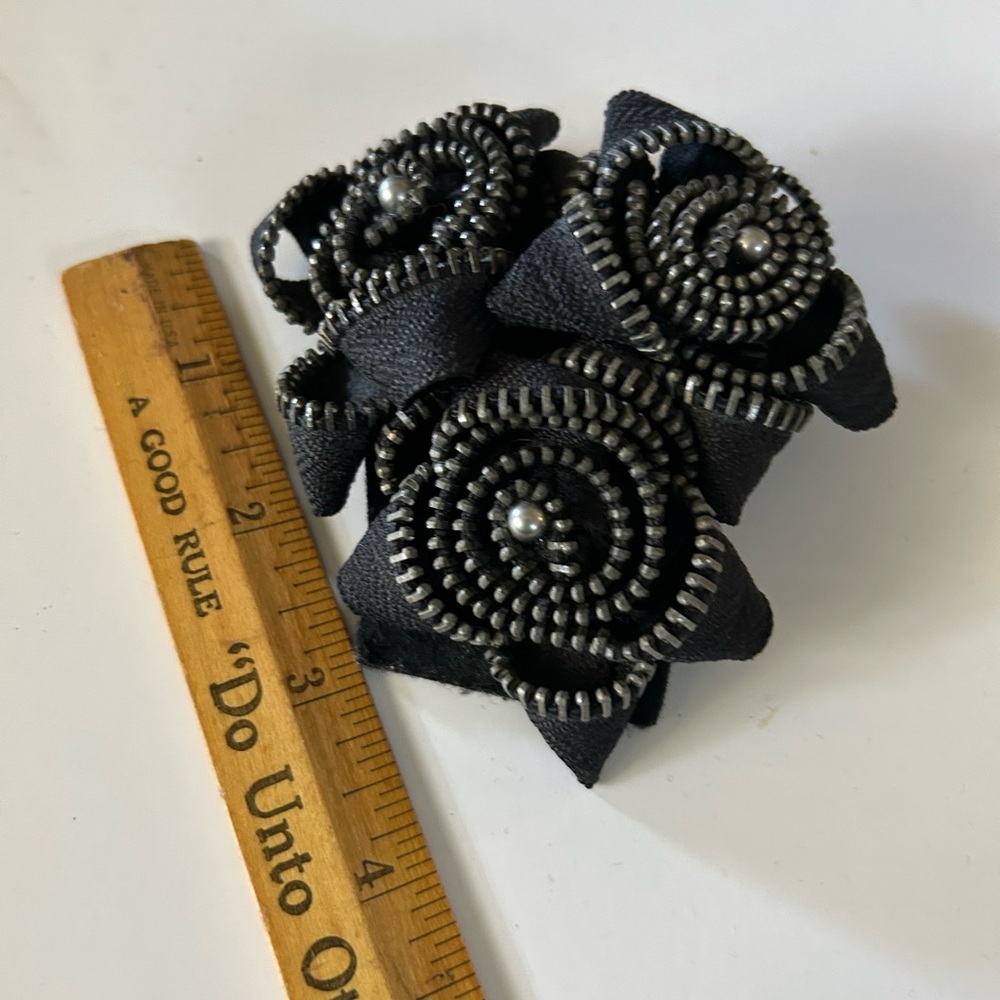 Goth Zipper Roses Brooch - Picture 5 of 7